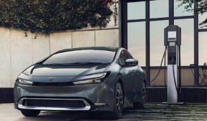 2023 Toyota Prius Prime дороже, но имеет больший радиус действия